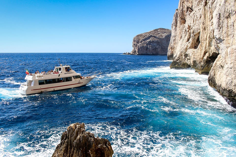 La barca in escursione alle grotte di Nettuno