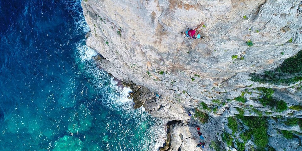 Maurizio Oviglia su "Arde il mare" uno dei nuovi monotiri in zona mare da lui stesso attrezzati a Pedra Longa, Baunei