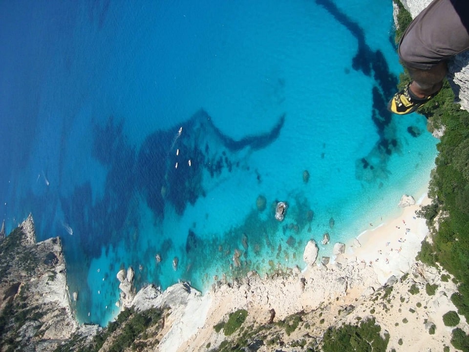 Uno scalatore si riposa sul picco dello strapiombo di Cala Goloritzè e si gode il panorama
