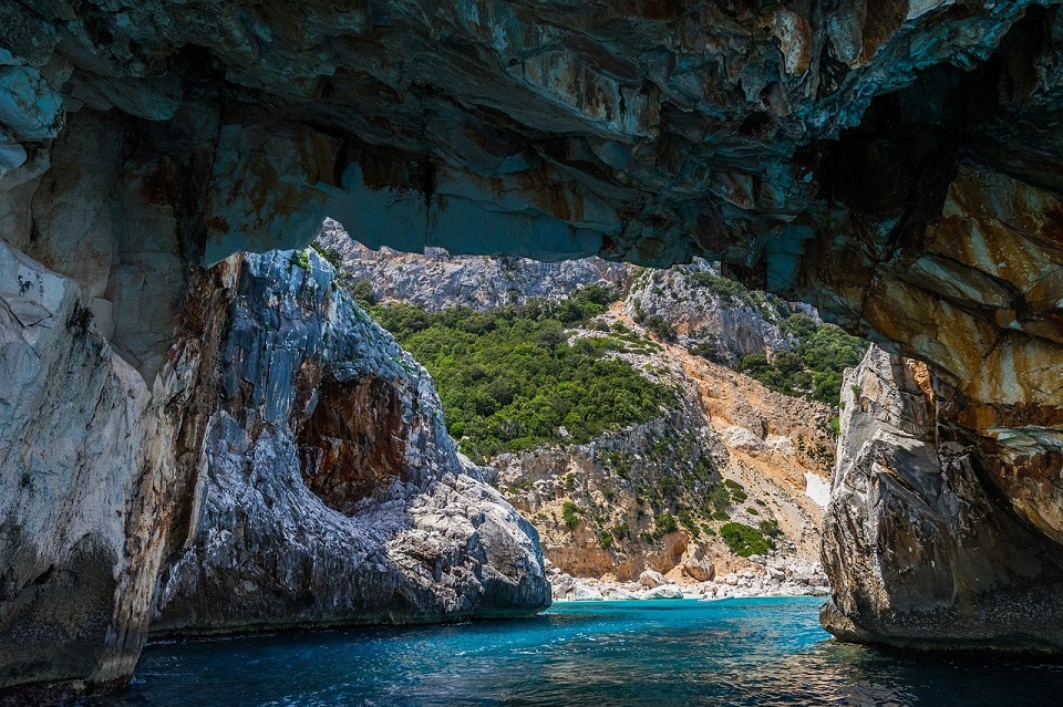 Il mare turchese della Sardegna da dentro una grotta