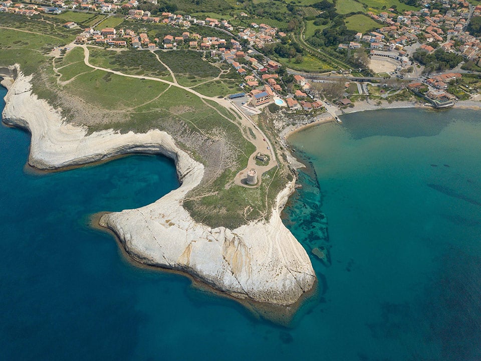 Le scogliere mozzafiato di Santa Caterina di Pittinurri viste dal drone