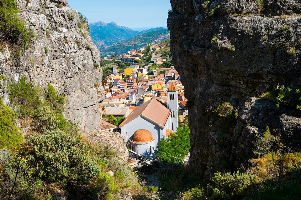 Ulassai Dorf im Landesinneren Sardiniens, Italien