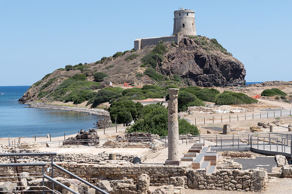 Le rovine di Nora si affacciano sulla meravigliosa omonima baia