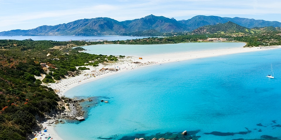 La bella spiaggia di Porto Giunco con la laguna sullo sfondo