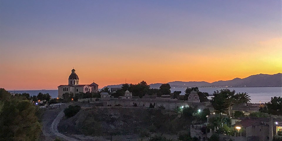 Atardecer en la hermosa Cagliari, rodeado por el mar