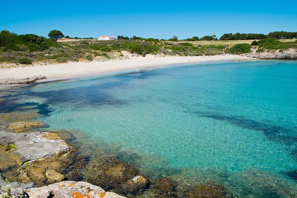 Una desierta playa de Carloforte