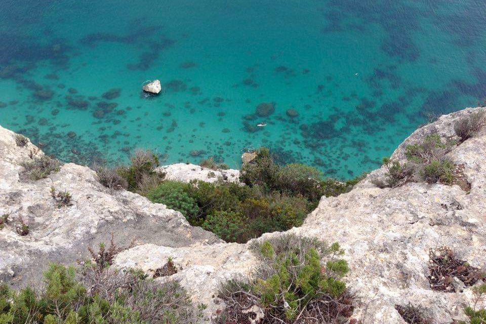 Excursión en sup a los farallones de la Sella del Diavolo, el paraíso a pocos metros del centro de Cagliari